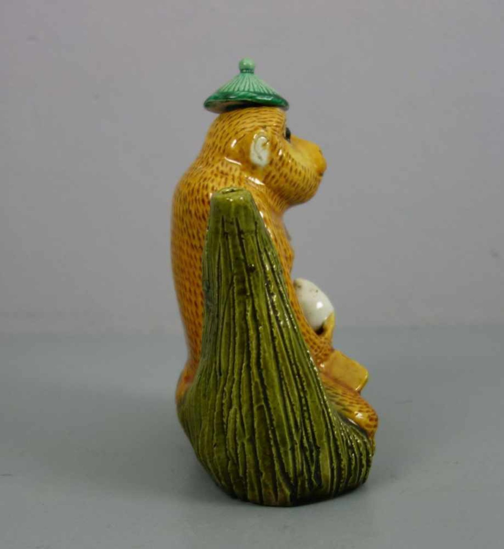 FIGÜRLICHE WEINKANNE / TEEKANNE: "Sitzender Affe" / biscuit wine pot with monkey, China, heller - Bild 4 aus 6