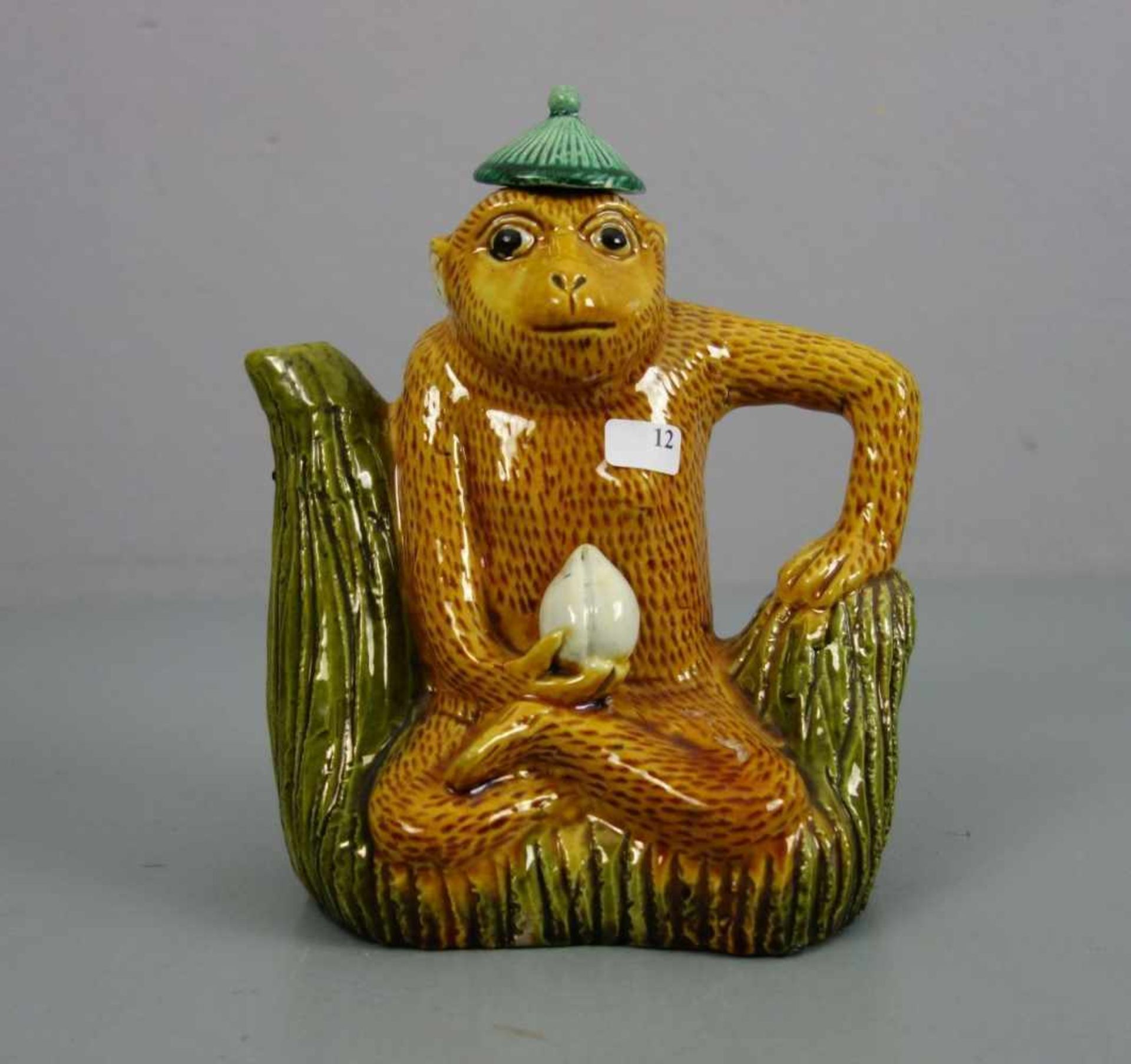 FIGÜRLICHE WEINKANNE / TEEKANNE: "Sitzender Affe" / biscuit wine pot with monkey, China, heller