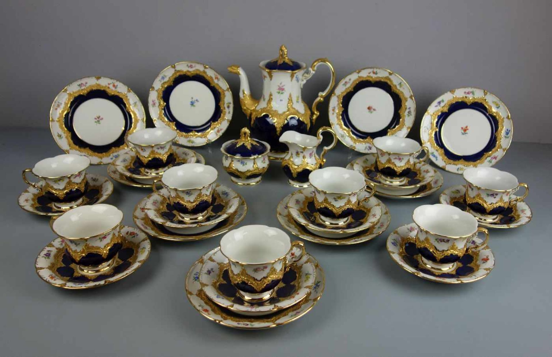 KAFFEE - ODER TEE - PRUNKSERVICE für 9 Personen / coffee or tea set, Porzellan, Manufaktur