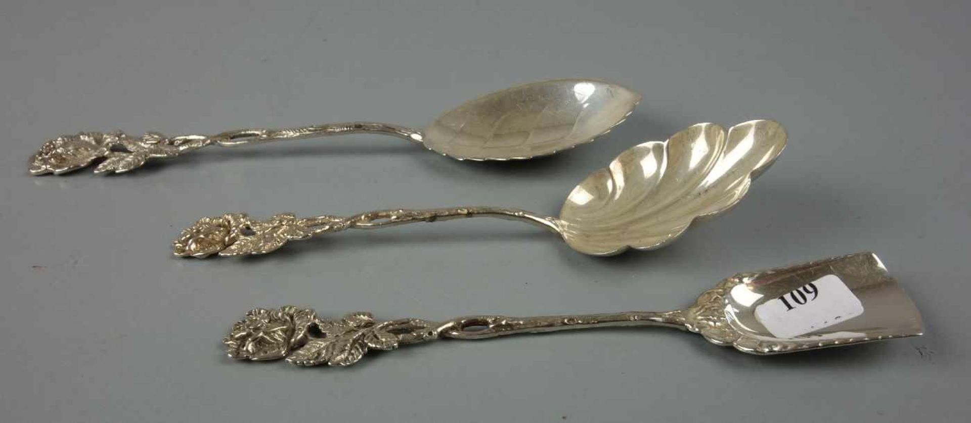 KONVOLUT VORLEGEBESTECK "HILDESHEIMER ROSE" / two serving spoons and a serving fork, 20. Jh., - Bild 2 aus 4