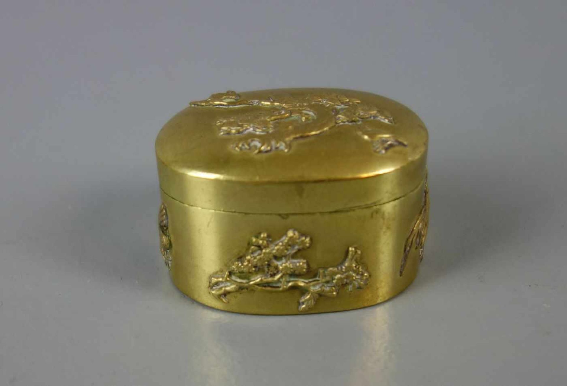 CHINESISCHE SCHATULLE / PILLENDOSE / pill box, Metall, goldfarben patiniert. Ovale Form mit leicht