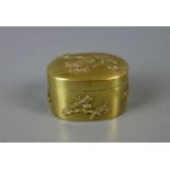 CHINESISCHE SCHATULLE / PILLENDOSE / pill box, Metall, goldfarben patiniert. Ovale Form mit leicht