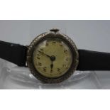 DAMEN ARMBANDUHR / wristwatch, 1. H. 20. Jh., Handaufzug, deutsch / 800er Silber. Rundes