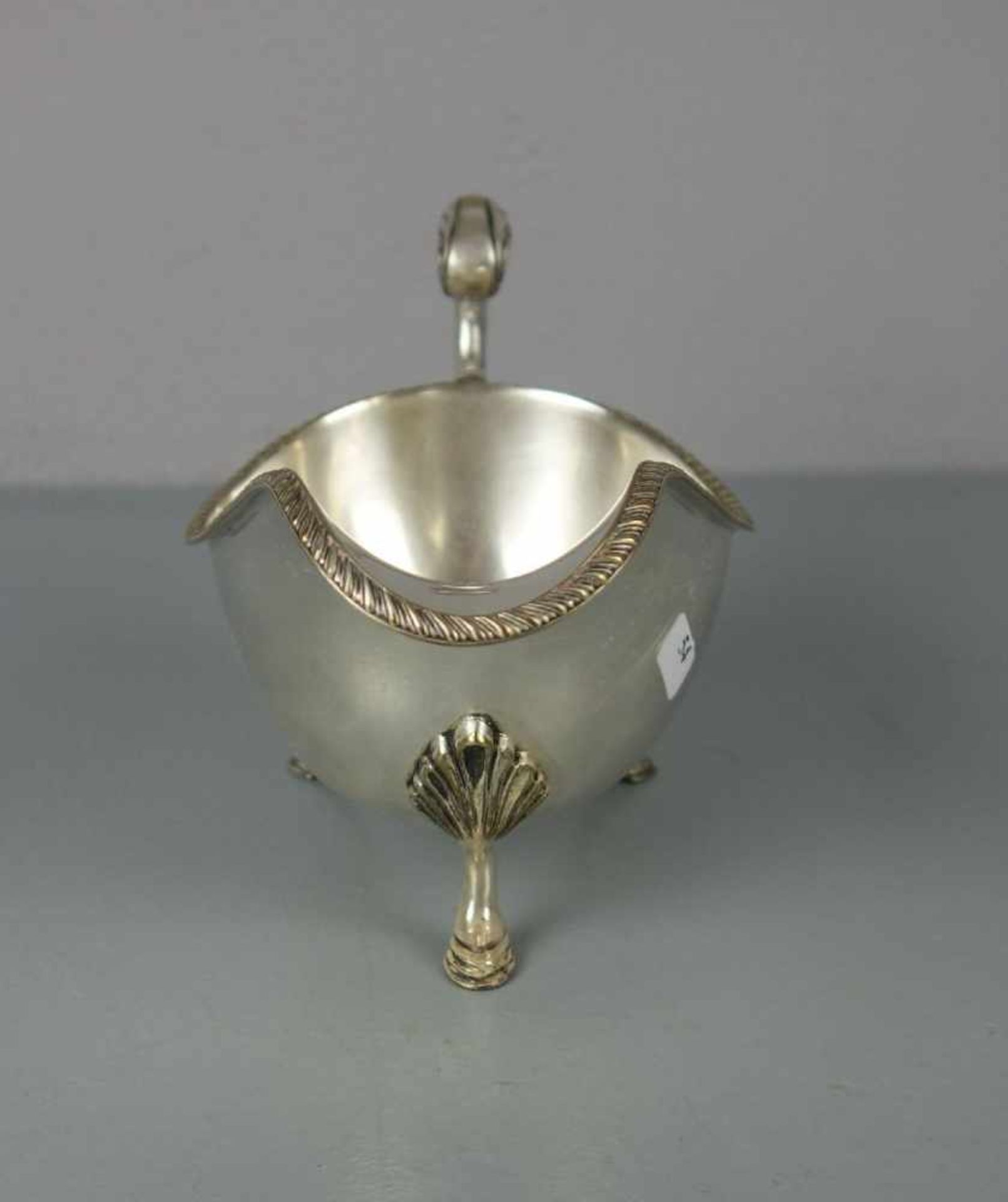 VERSILBERTE SAUCIERE / plated sauce boat, 1. H. 20. Jh., versilbertes Metall, England, unter dem - Bild 2 aus 4