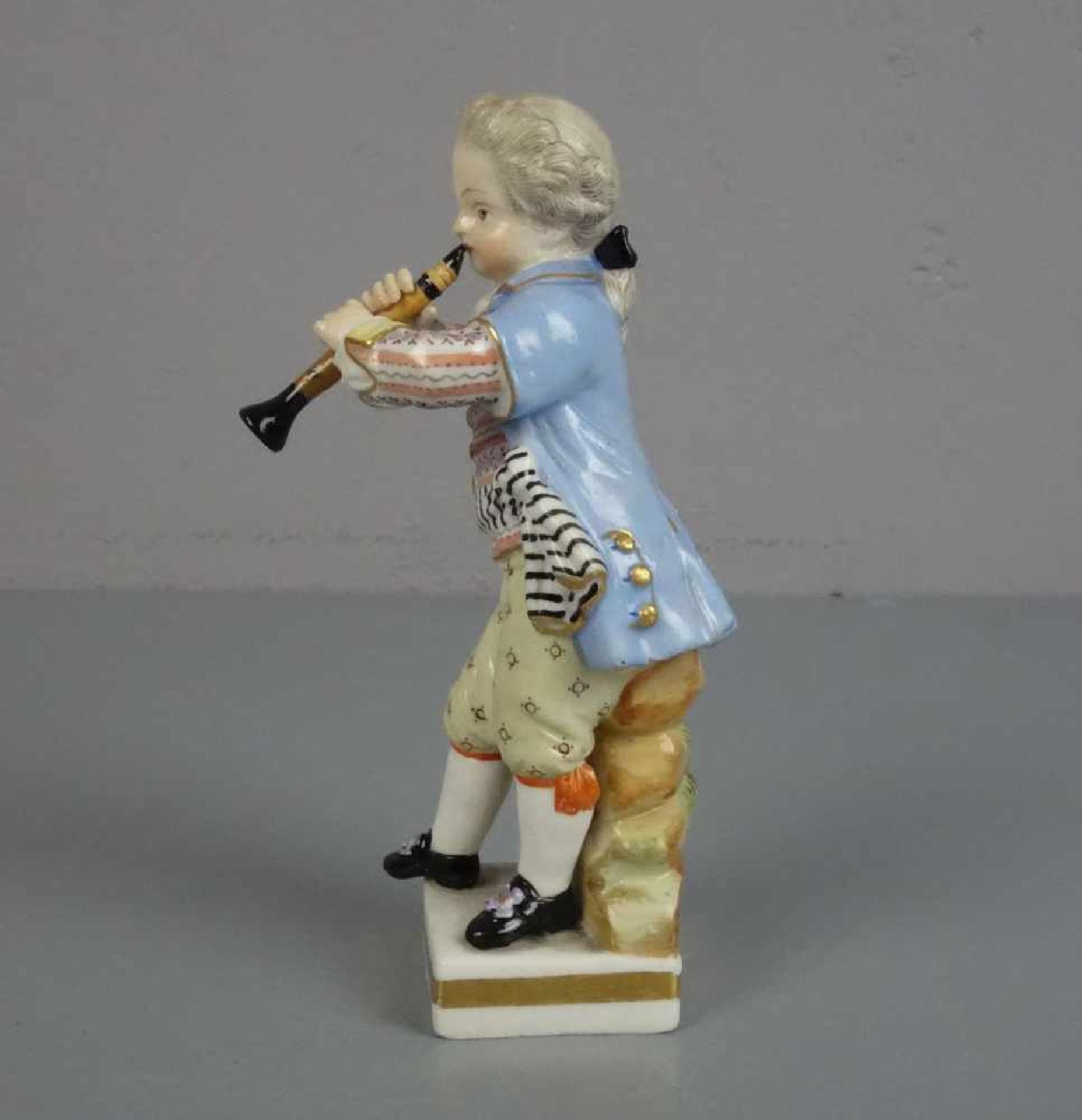 PORZELLANFIGUR: "Knabe mit Flöte" / porcelainfigure: boy with a flute, Porzellan, Manufaktur - Bild 2 aus 5