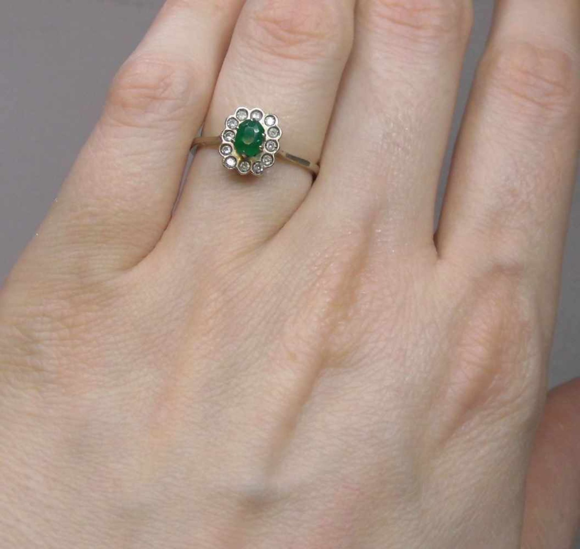 RING, besetzt mit einem ovalen Smaragd, umgeben von einer Vielzahl kleiner Brillanten; 750er - Image 3 of 3