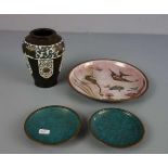 KONVOLUT CLOISONNE-TEILE, Metall und polychromes Emaille, wohl 20. Jh., Japan und China. 1 u. 2) 2