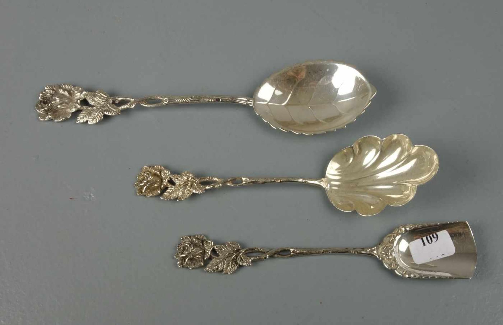 KONVOLUT VORLEGEBESTECK "HILDESHEIMER ROSE" / two serving spoons and a serving fork, 20. Jh.,