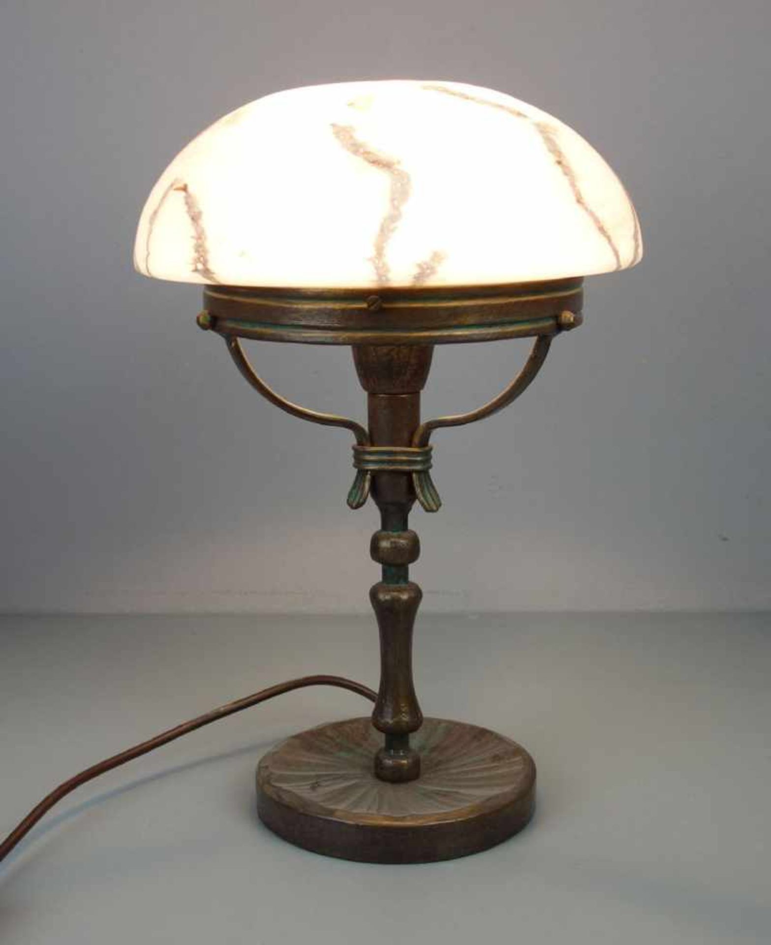 TISCHLAMPE / table lamp, bronziertes Schmiedeeisen, partiell grün patiniert. Runder Stand mit - Image 3 of 3