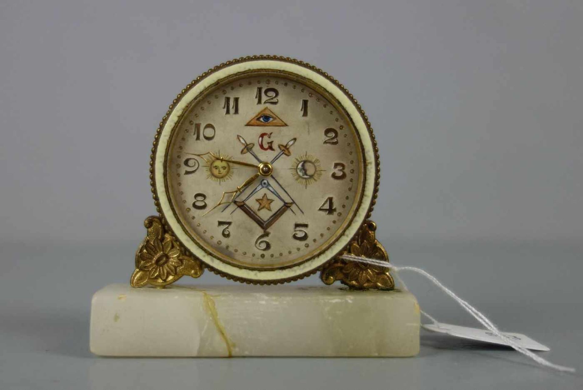 FREIMAURERUHR / TISCHUHR MIT FREIMAUERSYMBOLIK / REISEUHR IN SCHATULLE / masonic watch. Goldfarben