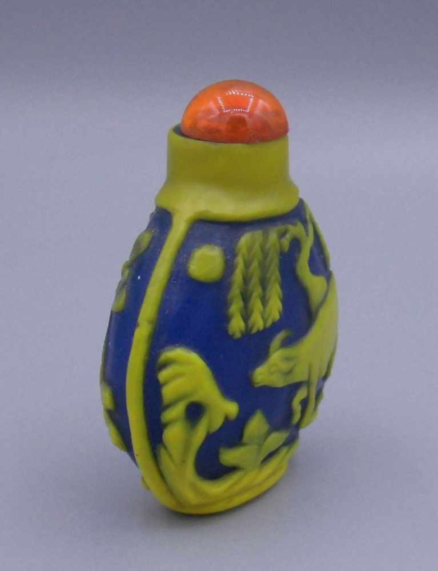 SNUFF-BOTTLE / SCHNUPFTABAK-BEHÄLTER / TABAK-GEFÄSS, China blaues Peking-Glas mit gelbem Überfang - Bild 2 aus 5