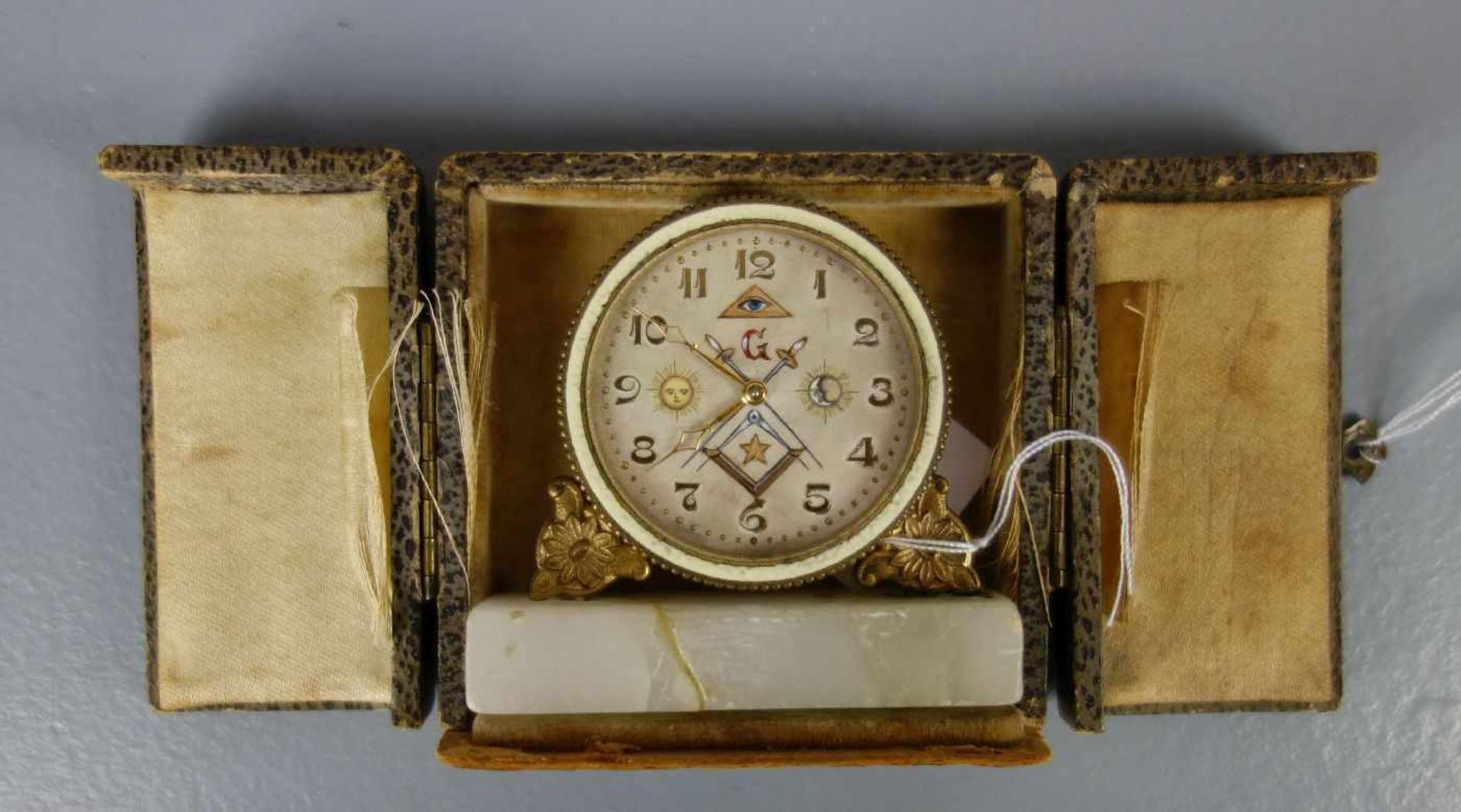 FREIMAURERUHR / TISCHUHR MIT FREIMAUERSYMBOLIK / REISEUHR IN SCHATULLE / masonic watch. Goldfarben - Image 5 of 6