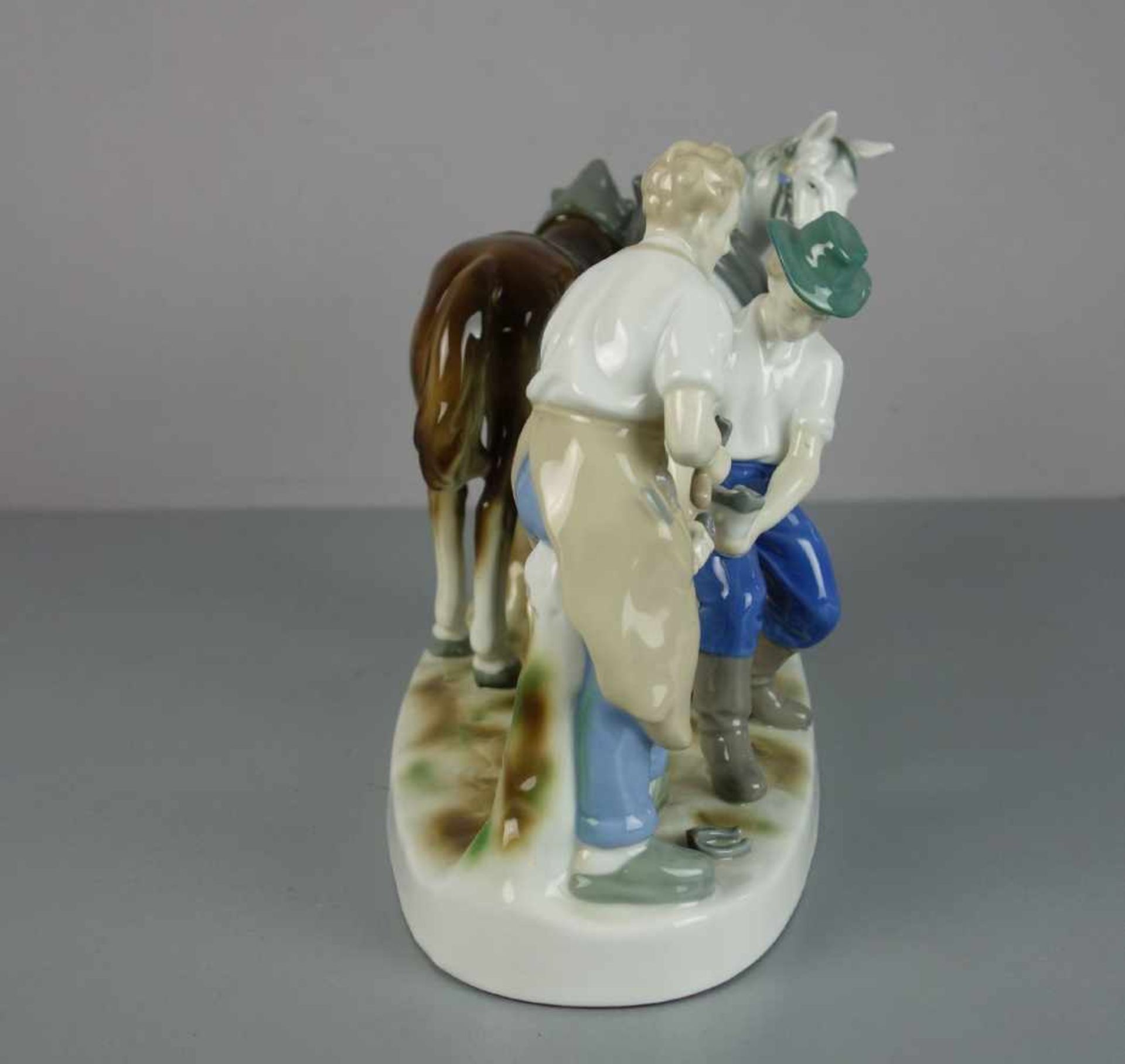 FIGURENGRUPPE: "Beim Schmied" / porcelain figures, Porzellan, Manufaktur Gräfenthal, Thüringen, - Image 4 of 5