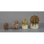 KONVOLUT STUDIOKERAMIK / KÜNSTLERKERAMIK / SKULPTUREN "Eulen" / pottery owls. 1-2) "Eulenfamilie"