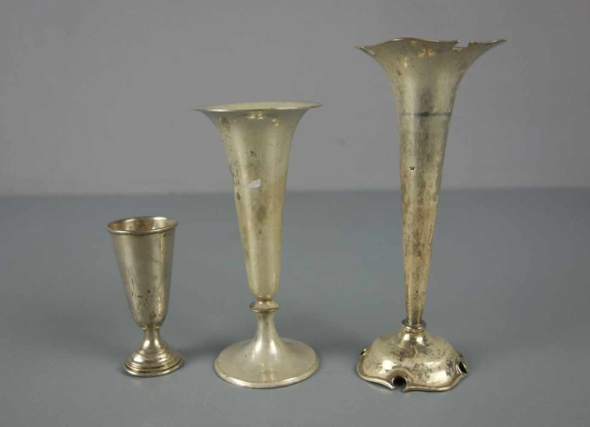 KONVOLUT VON 3 SILBERVASEN / three silver vases. 1) Vase in Trompetenform auf Rundstand, deutsch, - Image 2 of 4