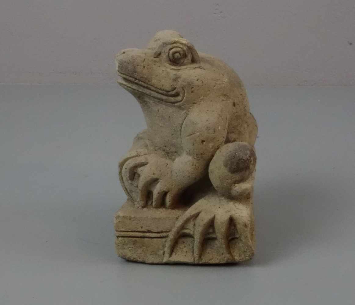 SKULPTUR: "Frosch", Lavastein, Bali, 20. Jh.. Auf profiliertem Karreestand in leichter - Image 2 of 4