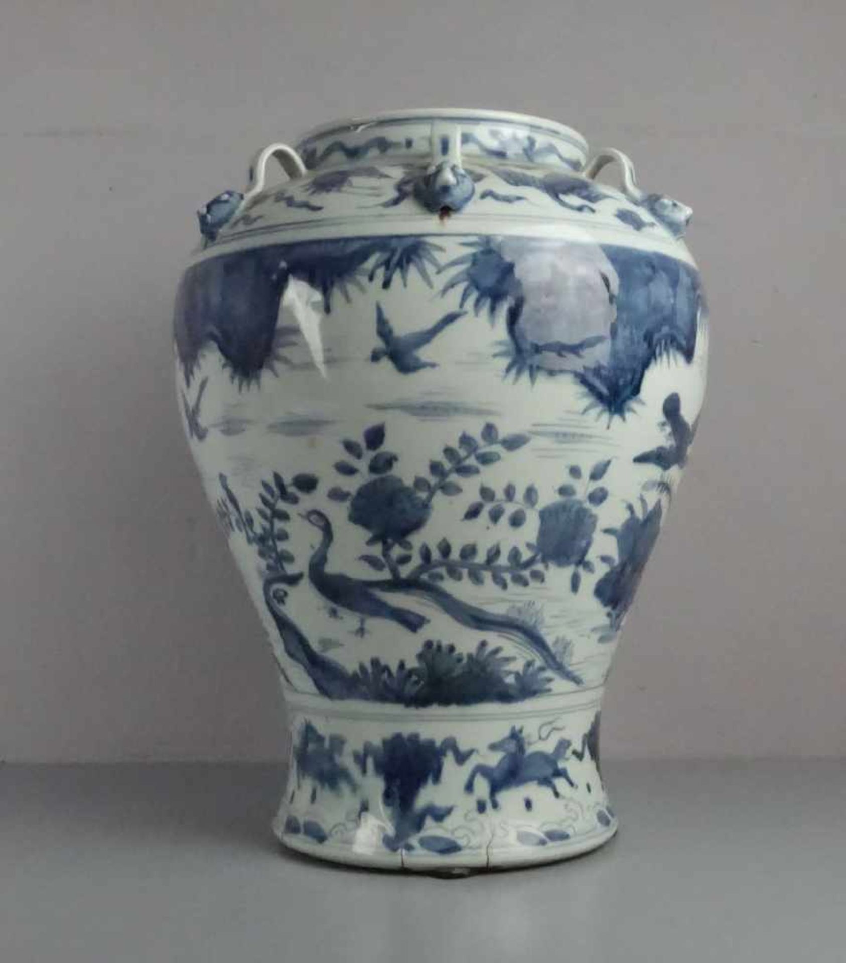 CHINESISCHE VASE, Porzellan (ungemarkt), späte Qing Dynastie. Balusterform mit kurzem Hals und 6 - Bild 3 aus 3