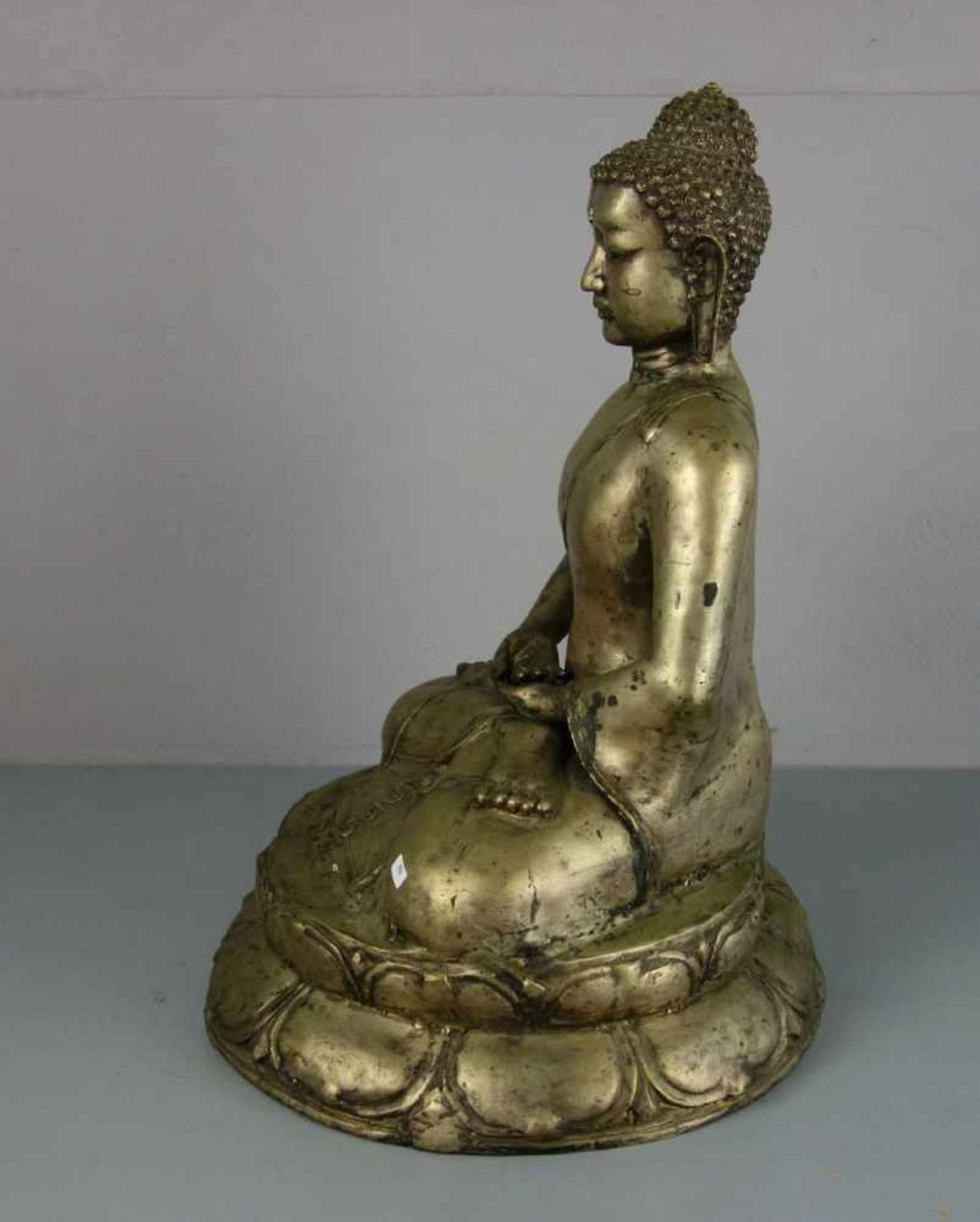SKULPTUR: "Buddha Dhyana Mudra", Metallguss, silber- bis goldfarben patiniert. Mit kontemplativ - Image 2 of 5