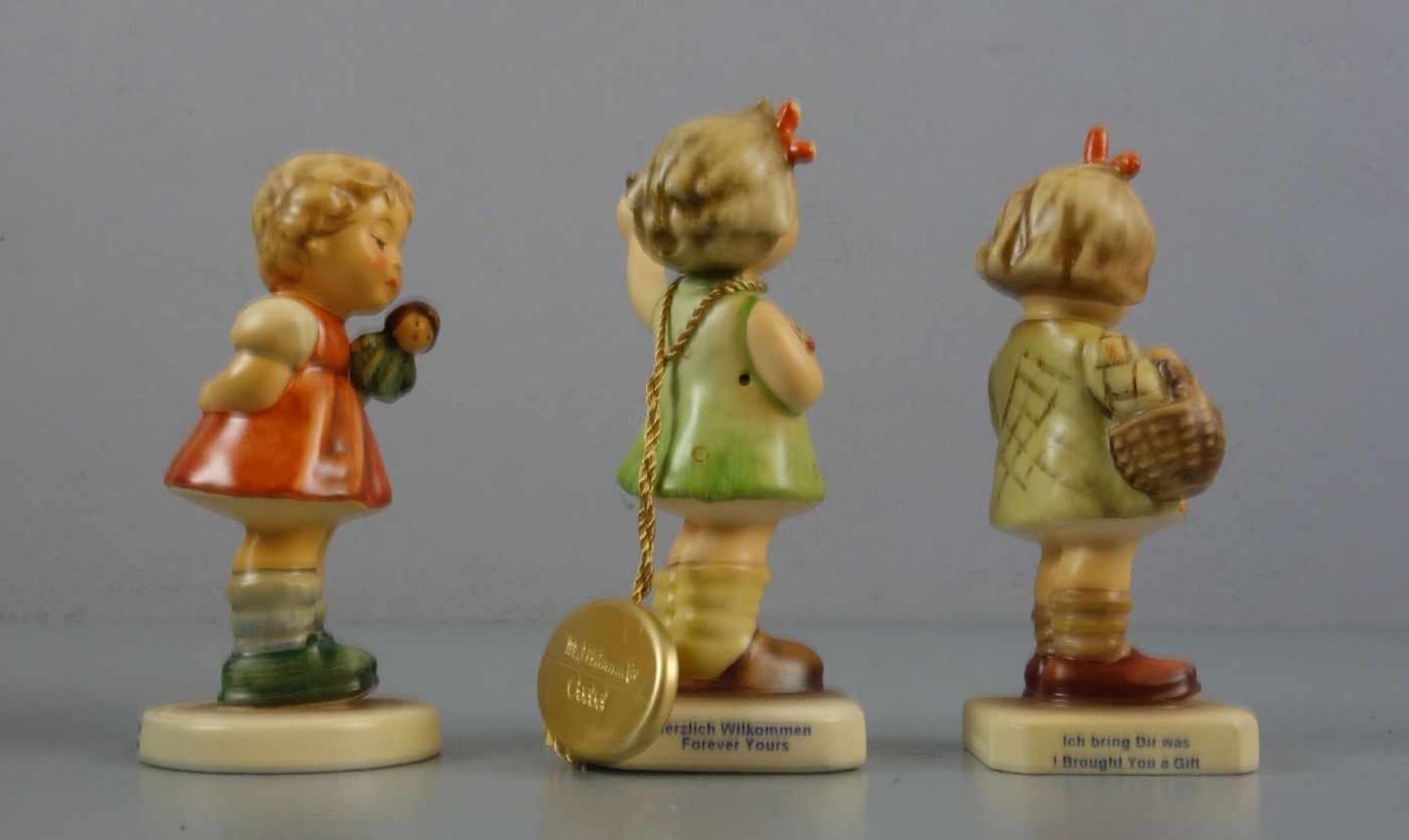 DREI HUMMELFIGUREN / porcelain figures: Goebel Hummel-Figuren, Marken nach 1991. "Herzlich - Bild 2 aus 5