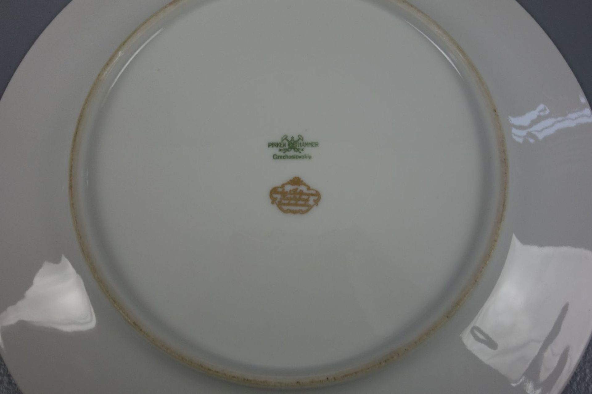 KONVOLUT PORZELLAN: PRUNKTELLER UND SCHALE / porcelain plate and bowl, 20. Jh., Porzellan. 1) Schale - Image 3 of 4