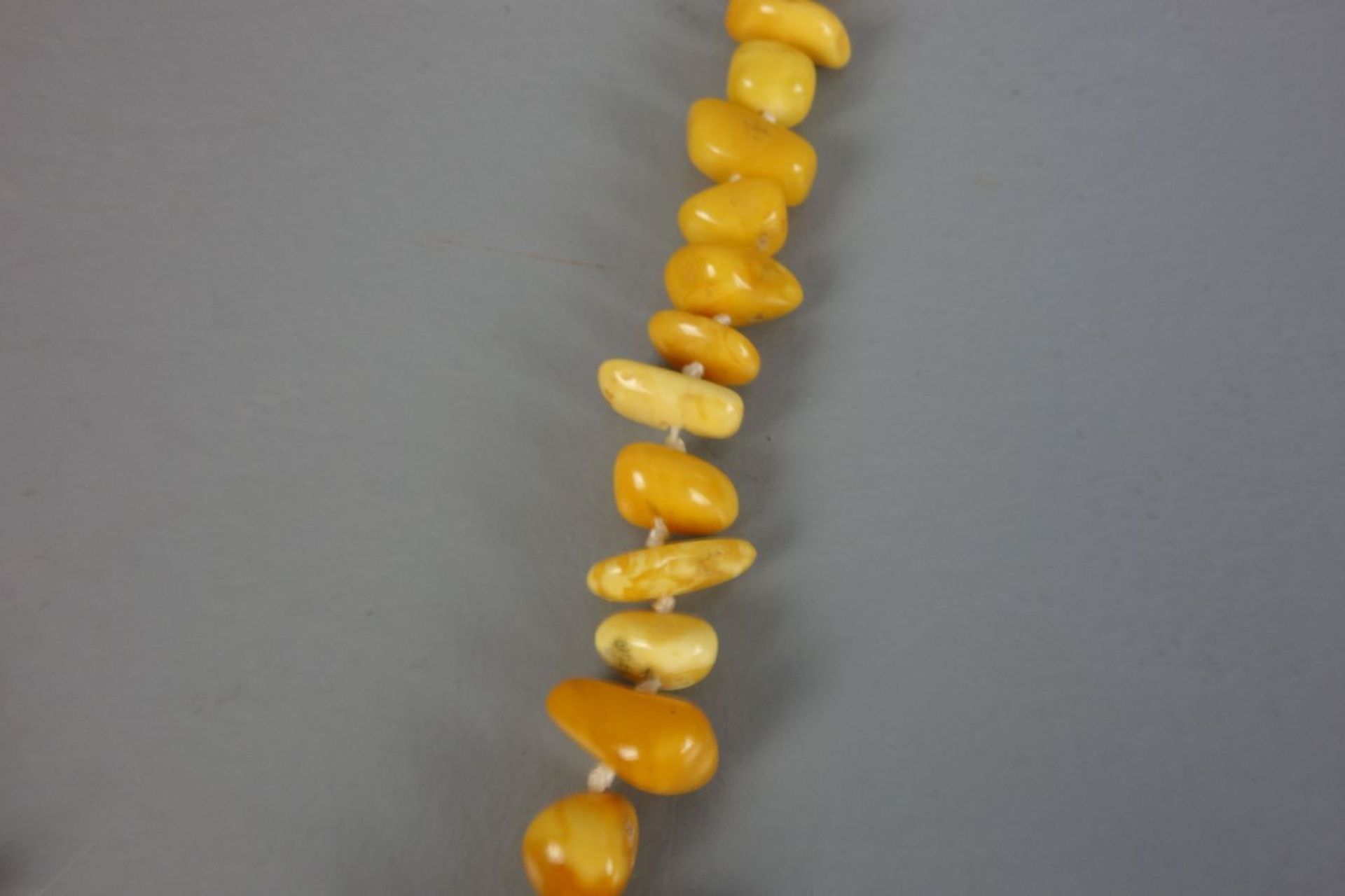 BERNSTEINKETTE - BUTTERSCOTCH, necklace, einzeln geknotet. Die butterscotchfarbenen - Bild 3 aus 3