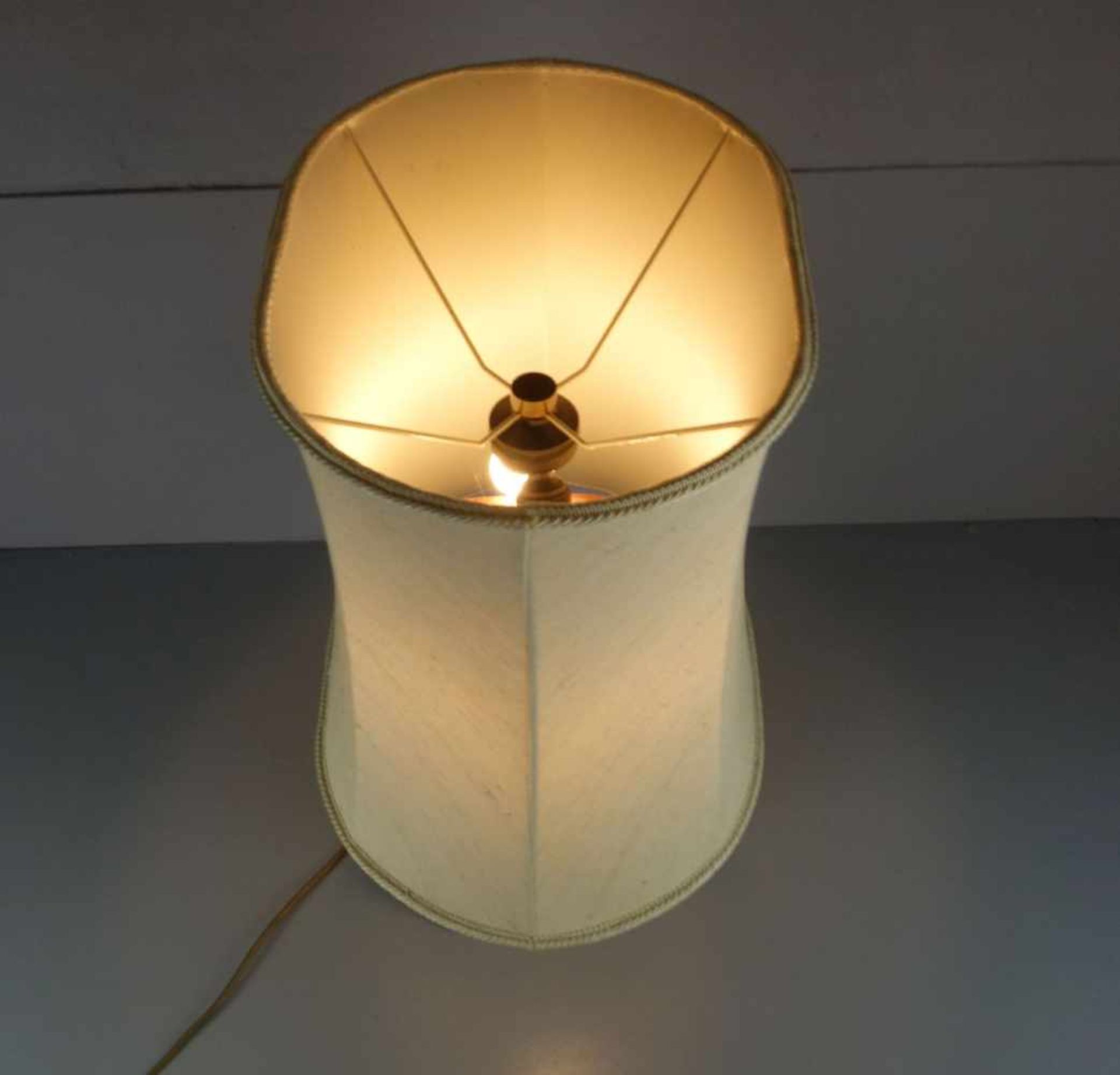 LAMPE / TISCHLAMPE MIT BRONZEVASE / table lamp, zweiflammige Brennstelle. Ovaler Holzstand, Schaft - Image 2 of 4