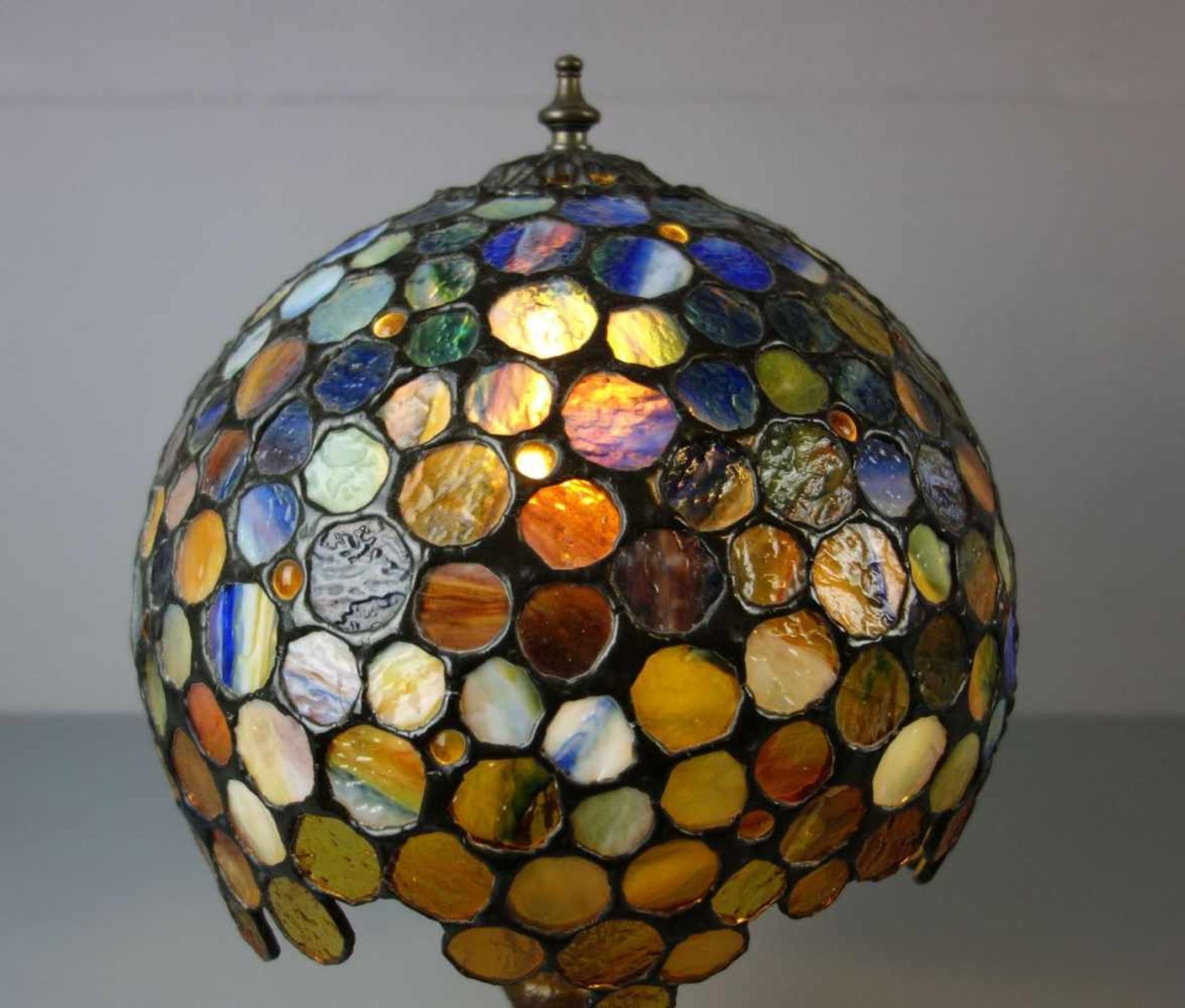 LAMPE / TISCHLAMPE im Stil einer Tiffany-Lampe / table lamp, Bronzefuß in Balusterform mit - Image 4 of 4
