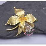 BROSCHE / brooch, gearbeitet in Form einer Orchidee, 585er Gelbgold mit Weissgoldanteilen (21,3