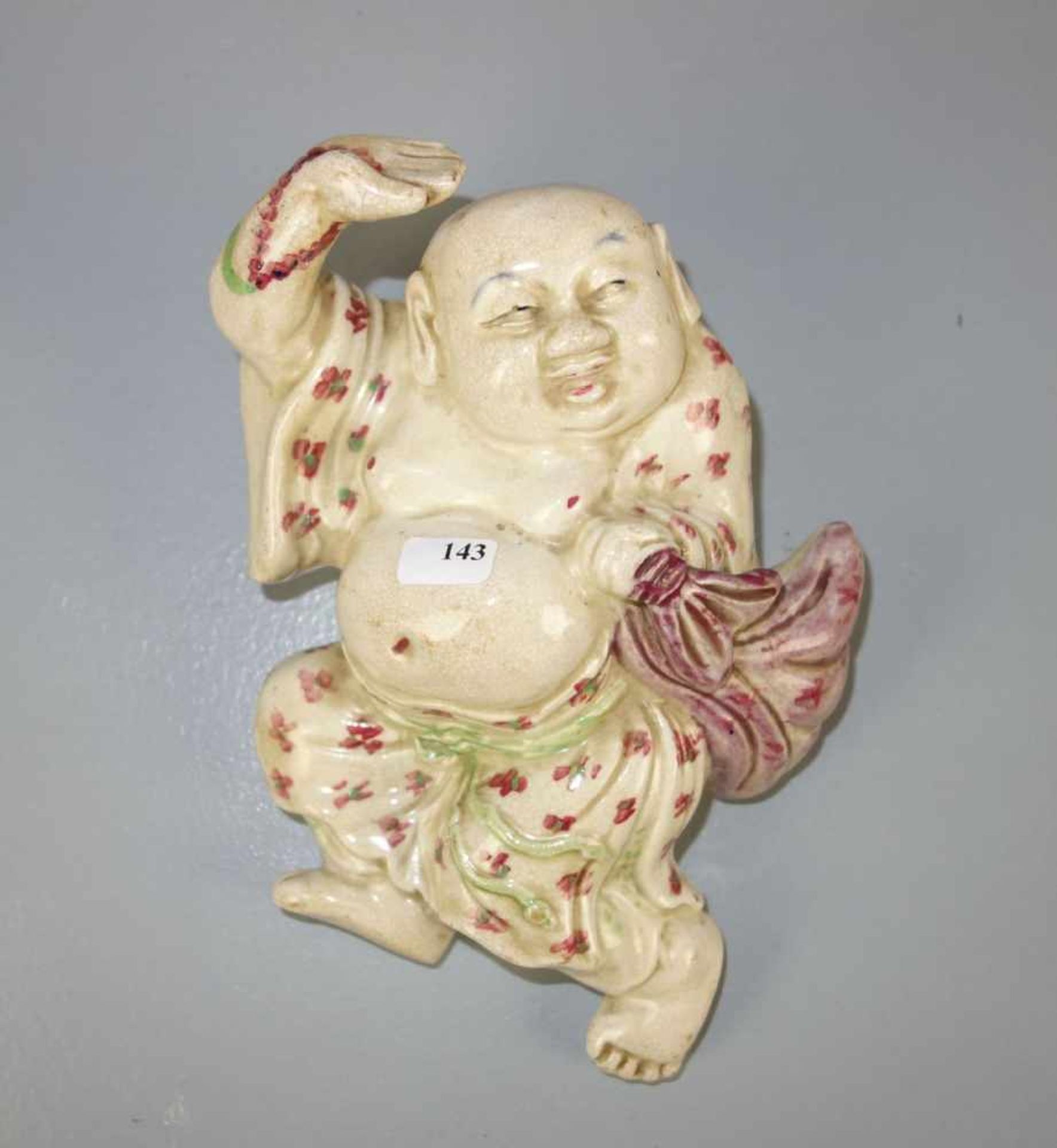 FIGÜRLICHE WANDVASE "Tanzender Buddha", Keramik, heller Scherben, elfenbeinfarben glasiert und