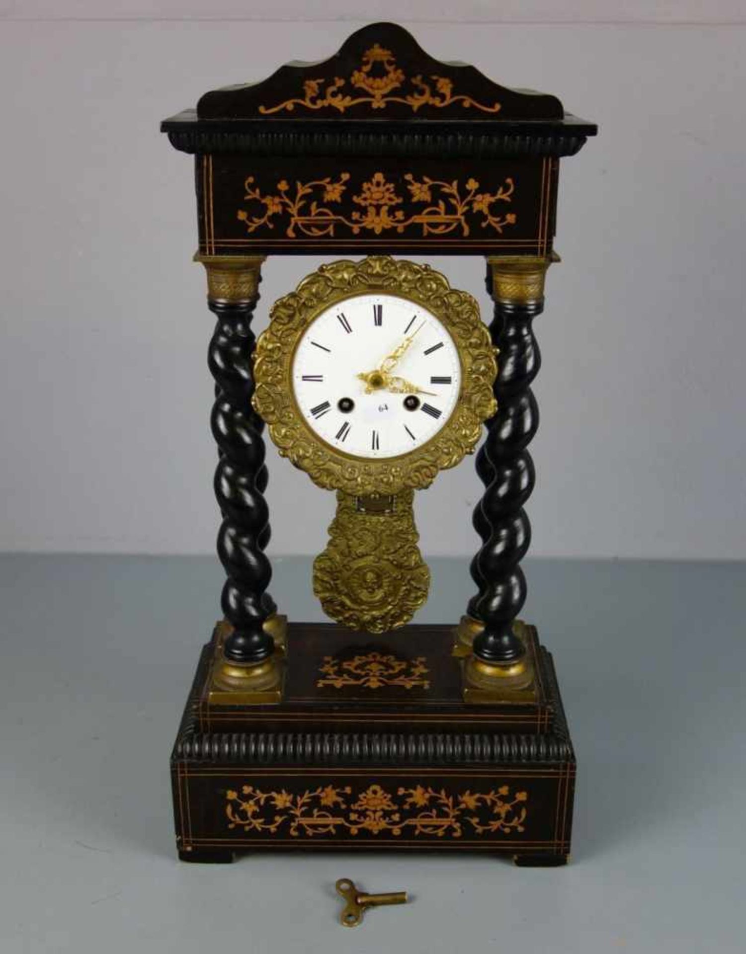 PORTALUHR / PENDULE / fire place clock im Architekturaufbau im ebonisierten Gehäuse, 2. Hälfte 19.