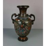 GROSSE CLOISONNÉ BALUSTERVASE MIT SEITLICHEN HANDHABEN / HENKELVASE, Asien, wohl um 1900,