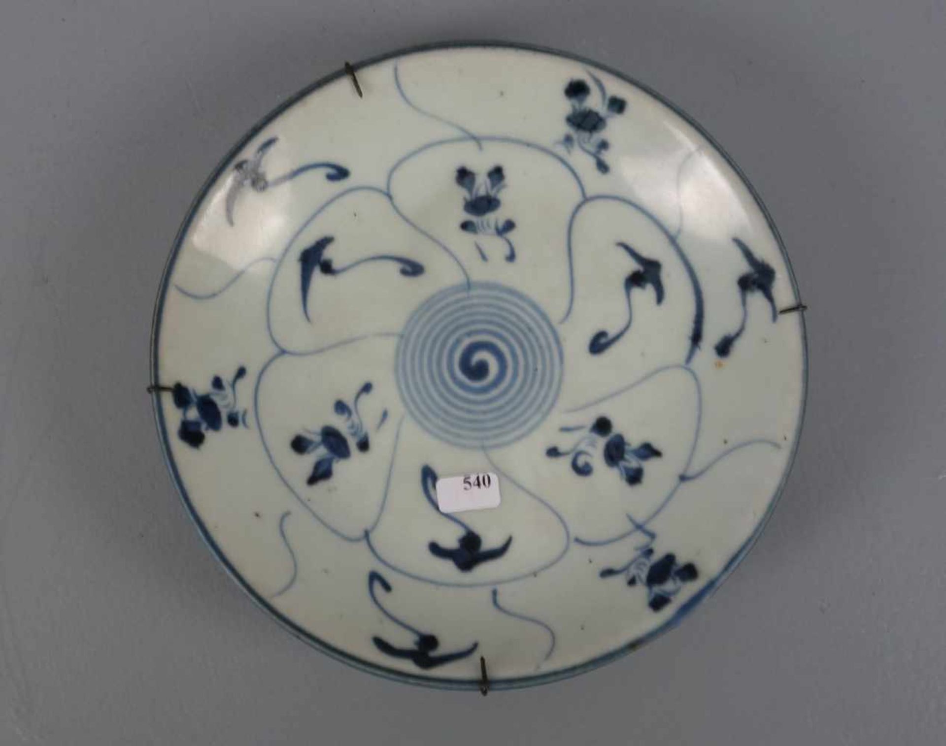 SCHALE / TELLER / chinese porcelain bowl / plate, Porzellan, China, wohl 19. Jh., grau-blauer Fond - Image 2 of 3