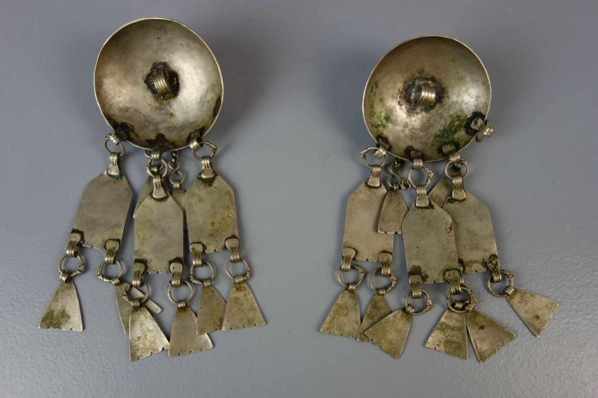 MAROKKANISCHER BRUSTSCHMUCK, Midelt um 1900, Silber mit Niellotechnik, bestehend aus rundem - Image 2 of 2