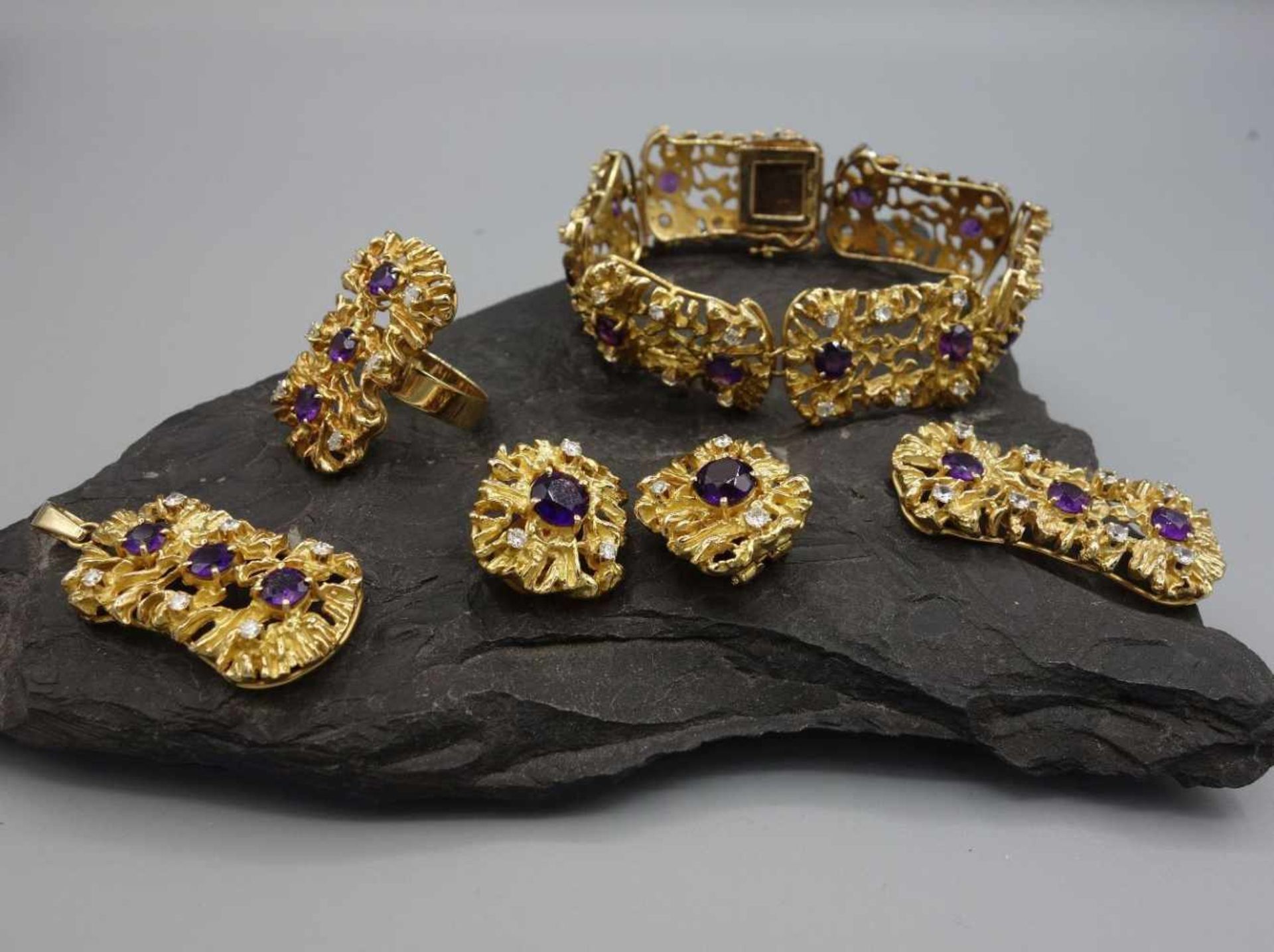 EXKLUSIVES SCHMUCKSET - Ring, Brosche, Armband, Anhänger und Ohrclips. 750er Gelbgold (91,1