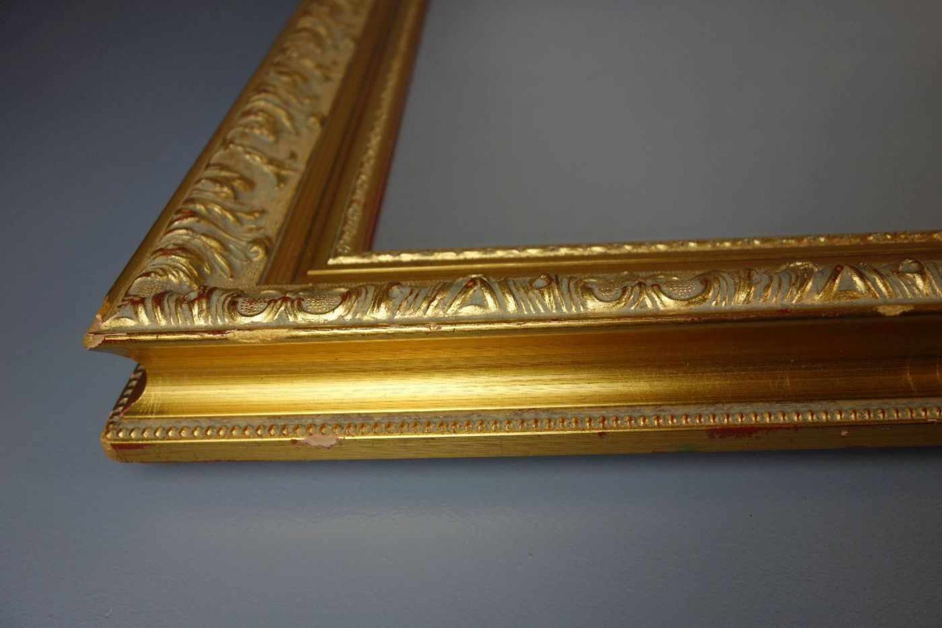 SPIEGEL / SALONSPIEGEL / mirror, in reliefierter, profilierter und goldfarben gefasster - Bild 2 aus 3