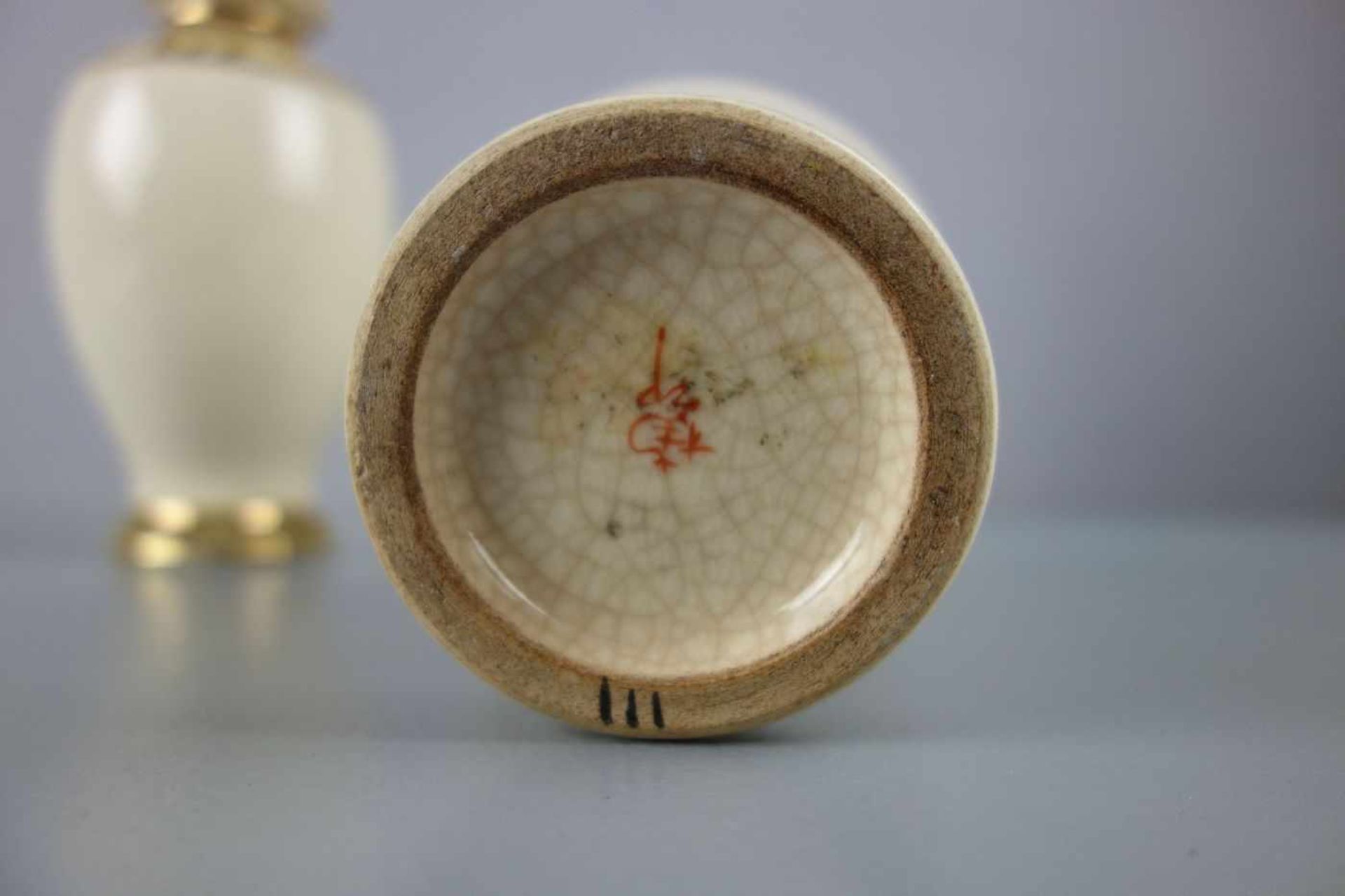 PAAR SATSUMA VASEN / two satsuma pottery vases, Japan, Meji-Periode, Steingut, unter dem Stand - Bild 4 aus 5