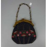 TASCHE MIT PERLSTICKEREI, 1920er Jahre, Bügelverschluss und Kette in Schildpattanmutung.