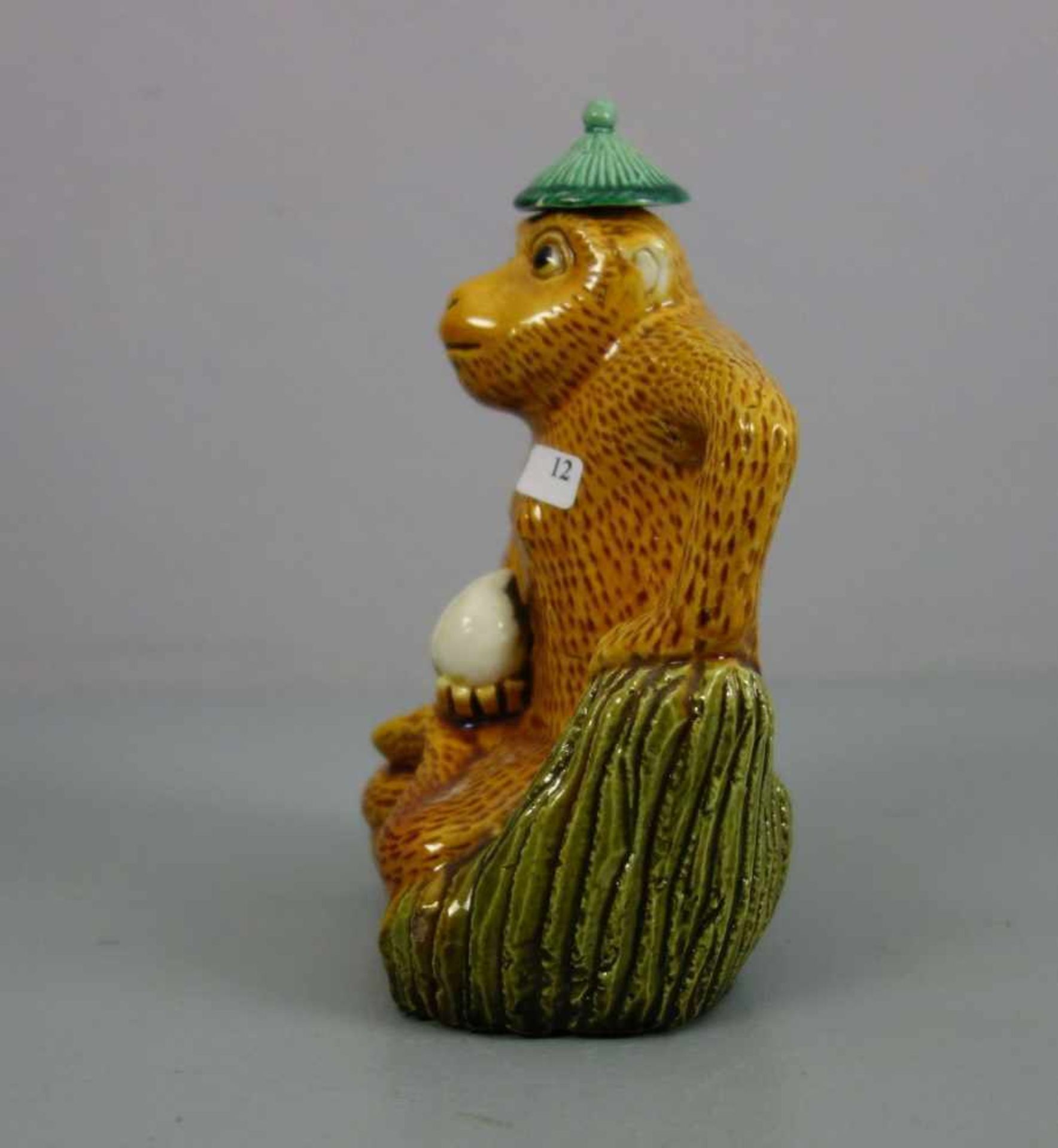 FIGÜRLICHE WEINKANNE / TEEKANNE: "Sitzender Affe" / biscuit wine pot with monkey, China, heller - Bild 2 aus 6