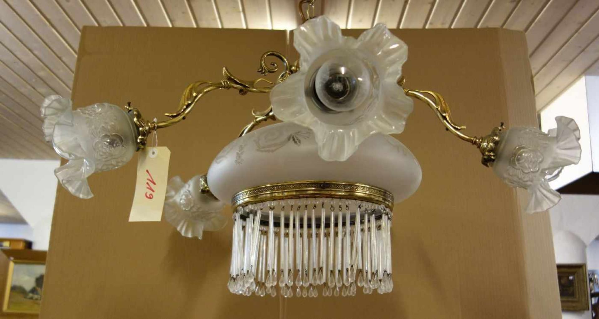 LAMPE / DECKENLEUCHTER im Stil der Zeit um 1900. Bronze-Gelbguss, sechsflammig elektrifiziert. - Bild 2 aus 4