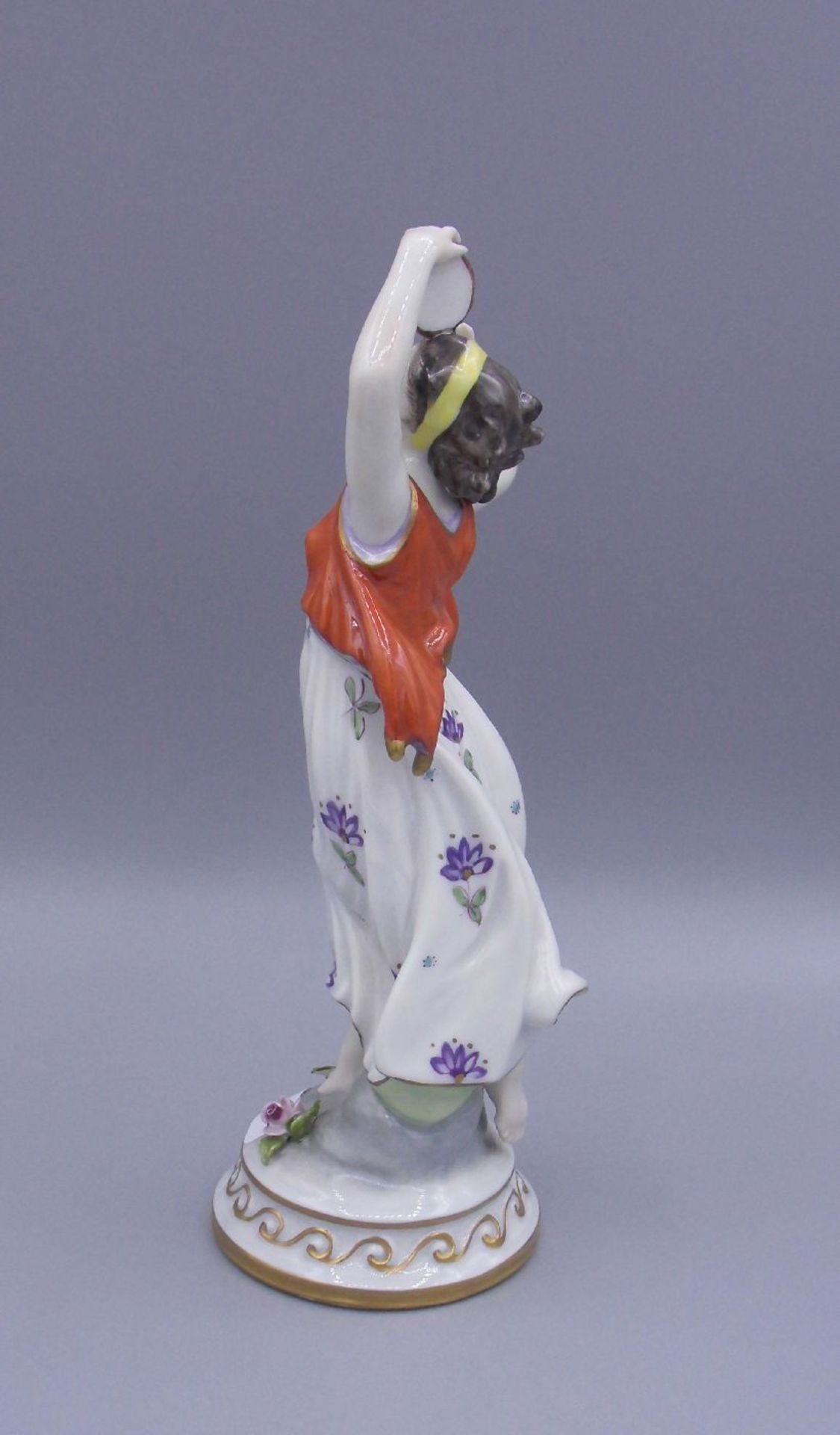 PORZELLANFIGUR "Tänzerin mit Tamburin", Porzellan, thüringische Manufaktur, gemarkt mit "N" unter - Image 2 of 4