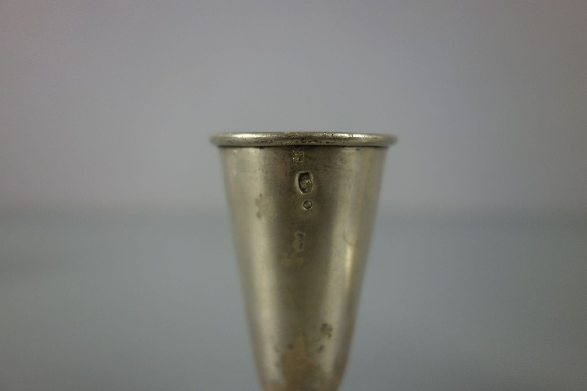 KONVOLUT VON 3 SILBERVASEN / three silver vases. 1) Vase in Trompetenform auf Rundstand, deutsch, - Image 4 of 4