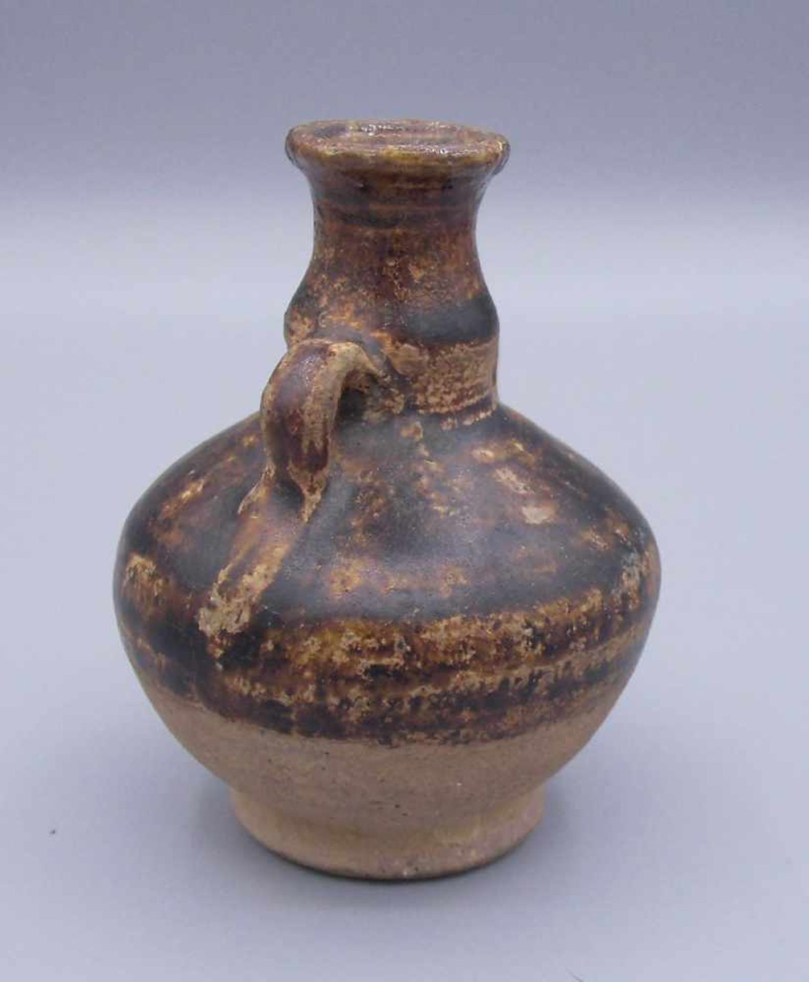 KLEINER KRUG, China, Keramik, heller Scherben, partiell braun glasiert. Gebauchte Form mit - Bild 2 aus 6