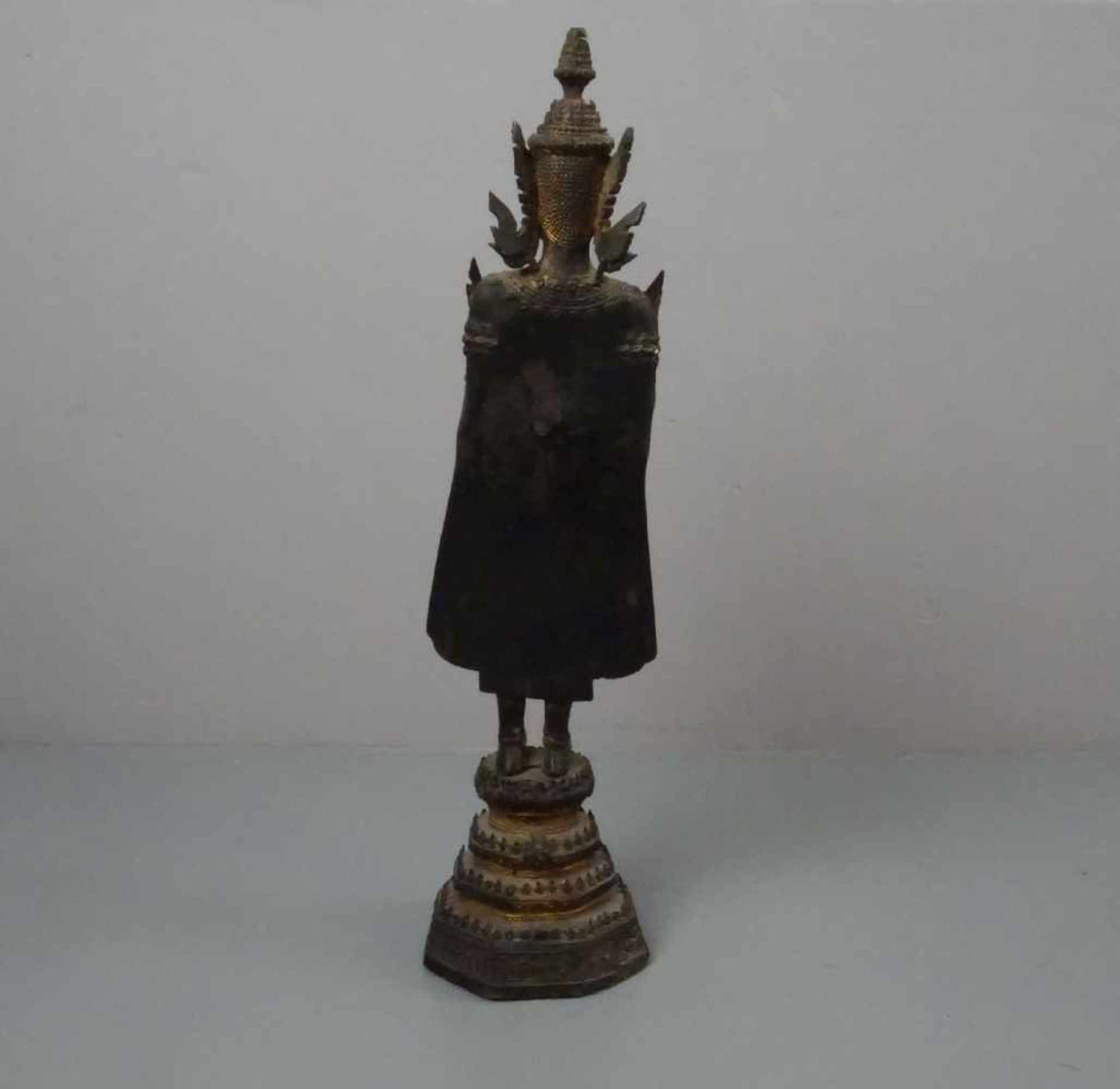 SKULPTUR / sculpture: "Buddha Paré", Siam, Rattanakosin-Periode (1782-1932), Bronze, braun patiniert - Bild 3 aus 4