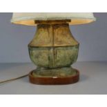 LAMPE / TISCHLAMPE MIT BRONZEVASE / table lamp, zweiflammige Brennstelle. Ovaler Holzstand, Schaft