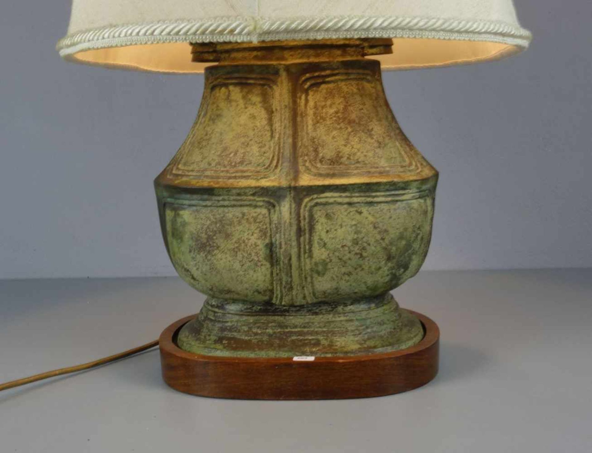 LAMPE / TISCHLAMPE MIT BRONZEVASE / table lamp, zweiflammige Brennstelle. Ovaler Holzstand, Schaft