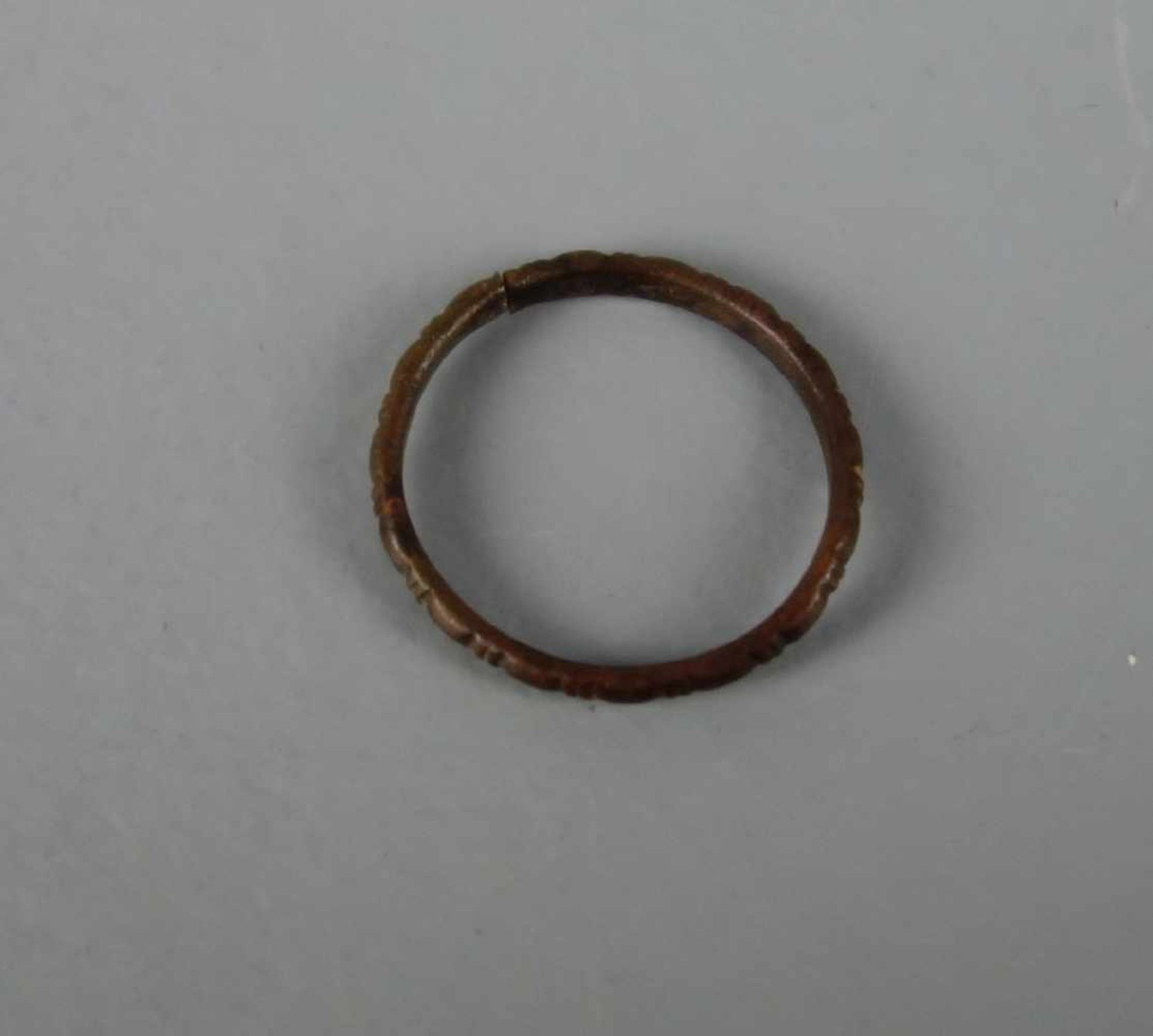 BRONZE - RING, etwa 1000 n. Chr.; handgearbeiteter, filigraner Ring von 1,7 mm Durchmesser, - Bild 2 aus 2