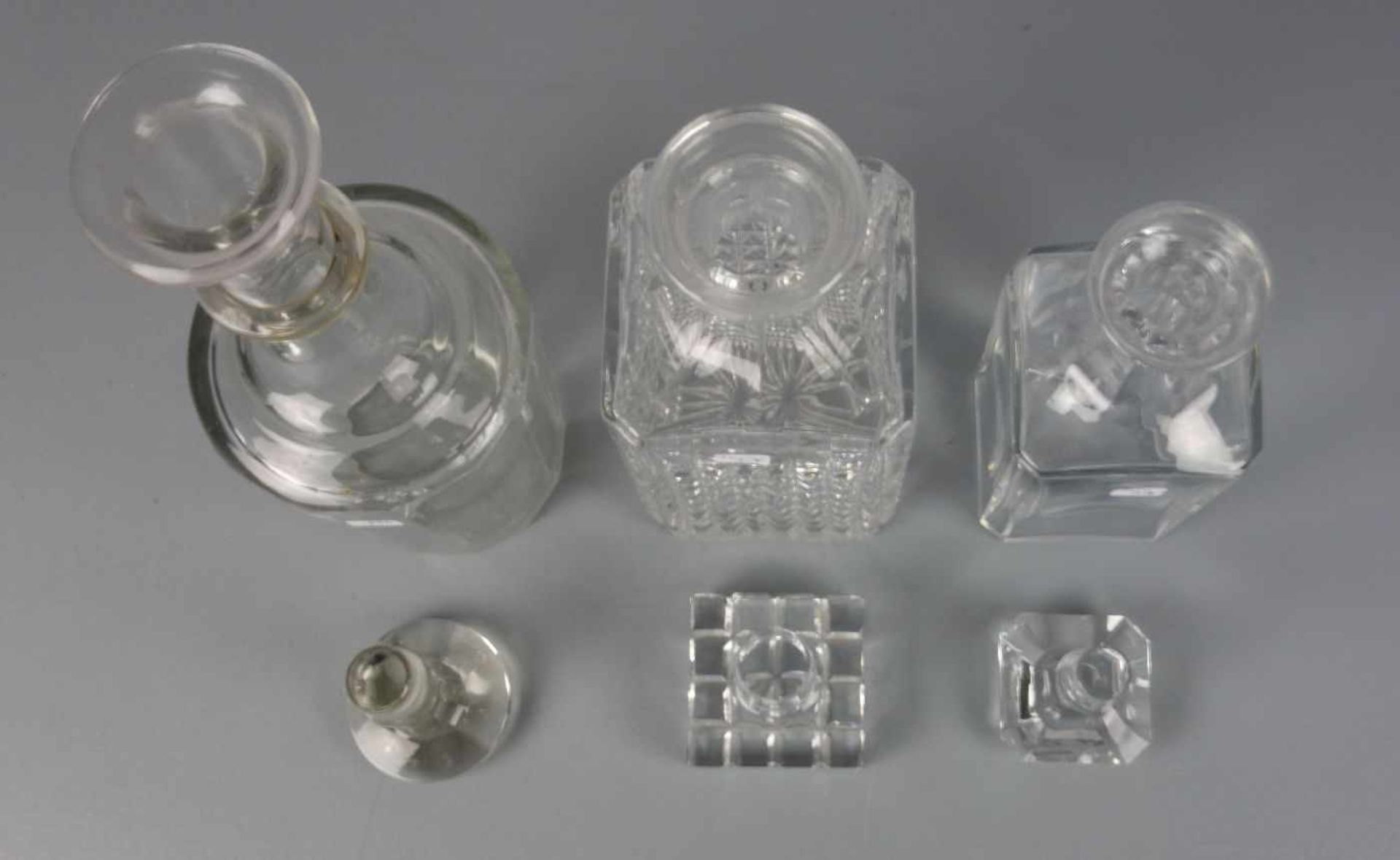 3 GLASKARAFFEN / 3 carafes, Bleikristall, unterschiedliche Formen, Größen und Dekore. H. 21 cm, H. - Image 2 of 2