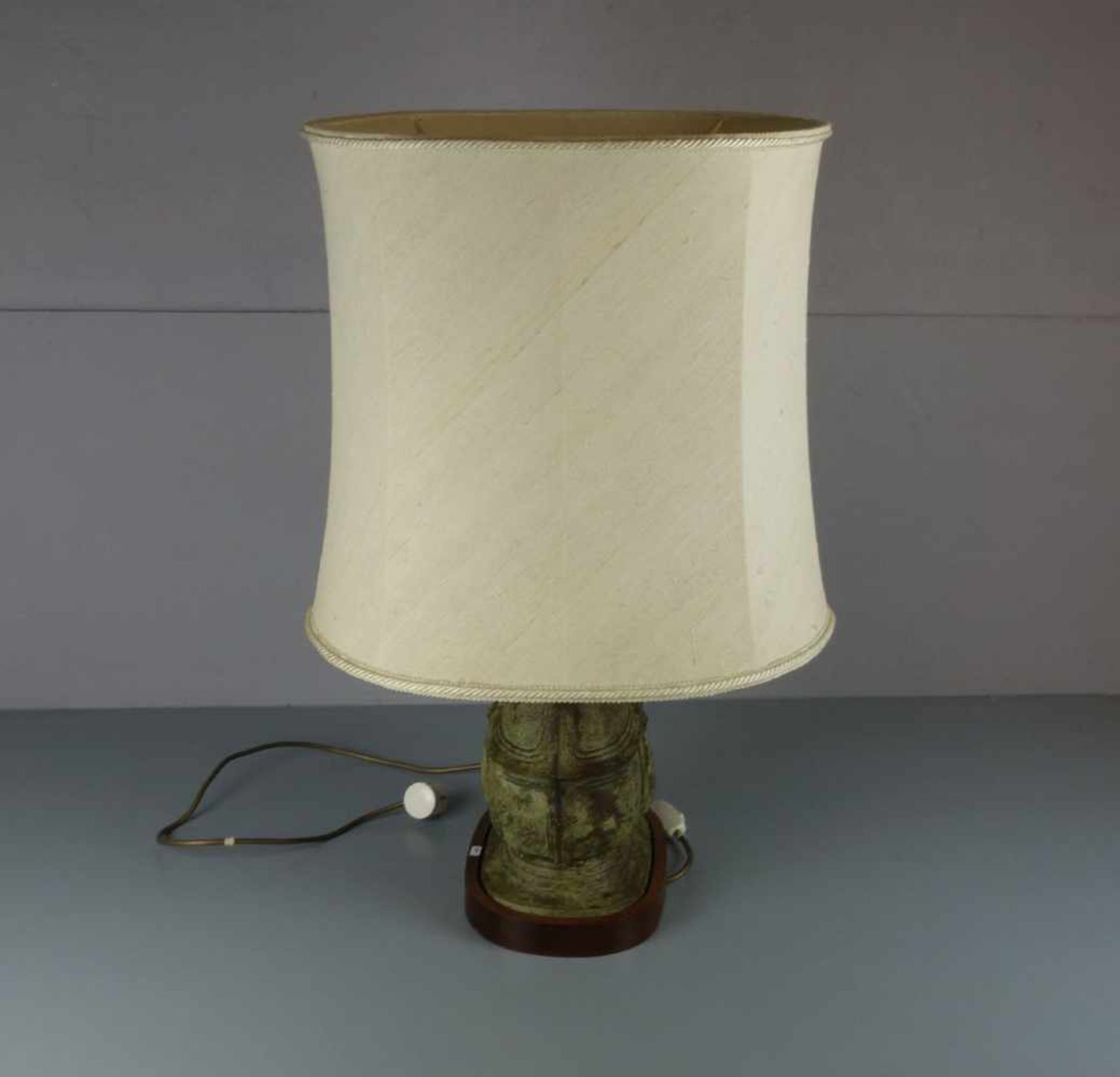 LAMPE / TISCHLAMPE MIT BRONZEVASE / table lamp, zweiflammige Brennstelle. Ovaler Holzstand, Schaft - Image 3 of 4