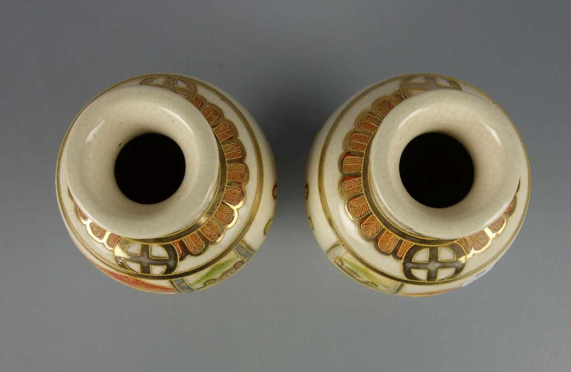 PAAR SATSUMA VASEN / two satsuma pottery vases, Japan, Meji-Periode, Steingut, unter dem Stand - Bild 2 aus 5