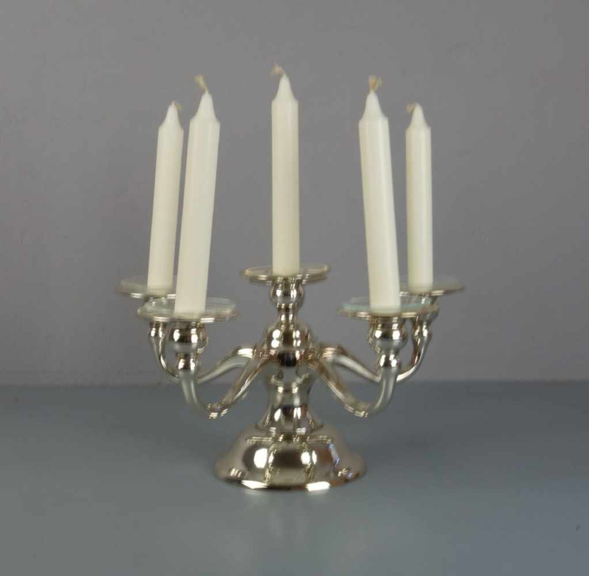 KANDELLABER / KERZENSTÄNDER / candlestick, 20. Jh., deutsch, 835er Silber, 877 Gramm. Unter dem - Bild 3 aus 5